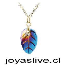 Colgante de Oro 18kl. con Cristal Fino Hoja Azul Tornasol ( Peso aproximando,  4 gramos entre cadena y colgante )
