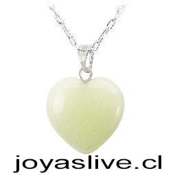 Collar con base de plata chilena 950, corazón luminoso en la oscuridad.