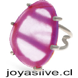 Anillo aro abierto Plata Platino con piedra hidrotermal natural en color fucsia.