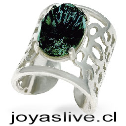 Anillo de diseño Plata Platino con detalles a los lados y piedra central en forma oval con cristal Swarovski en verde esmeralda. Medida 16